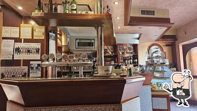 Siediti a un tavolo di Bar Mery