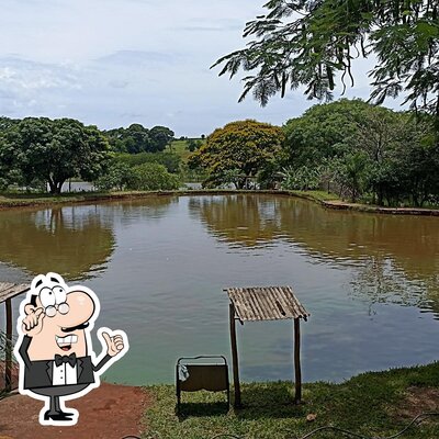 Sente em uma das mesas no Pesqueiro do Japonês