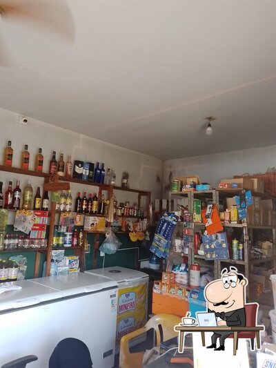 Sente em uma das mesas no Mercearia JN