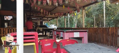 Sente em uma das mesas no Bar do Jeová