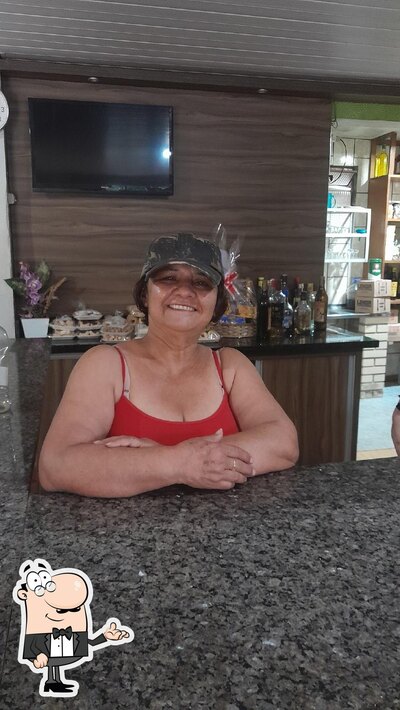 Sente em uma das mesas no Bar da Marta