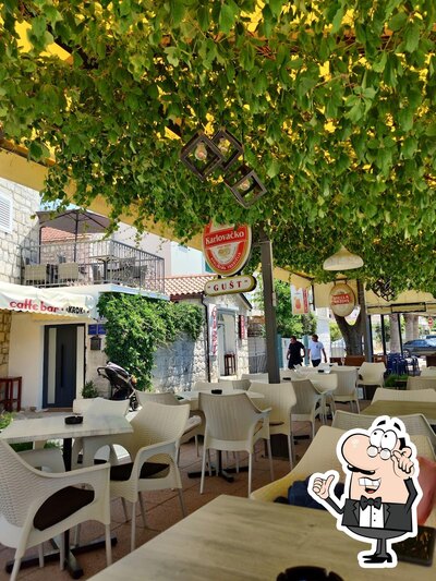 Dai un'occhiata agli interni di Gušt Caffe Bar