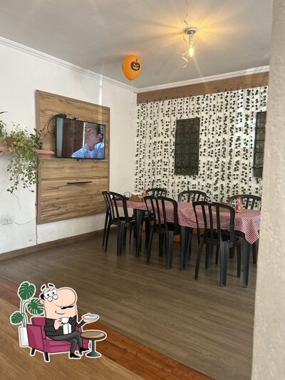 Sente em uma das mesas no Restaurante Tomperô da Ju