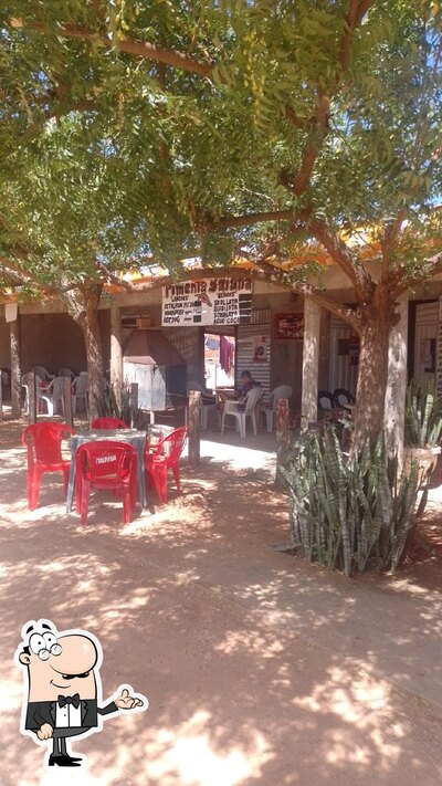 Sente em uma das mesas no Pimenta baiana