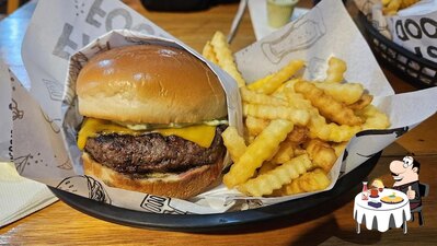 Deguste um dos hambúrgueres disponíveis no Insano Burguer