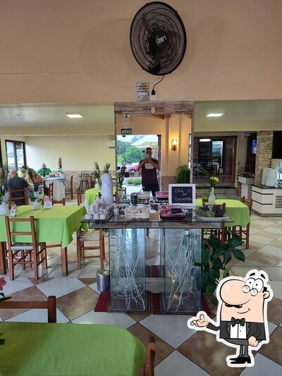 Sente em uma das mesas no Restaurante Alitália