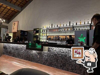 Sente em uma das mesas no Due Fratelli Petiscaria e Choperia