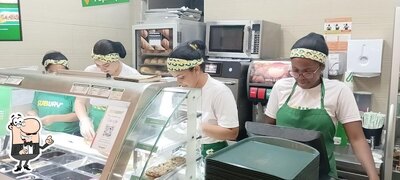 Sente em uma das mesas no Subway - Várzea Grande Shopping