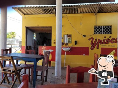 Sente em uma das mesas no Barraca Da valdirene