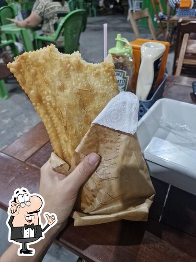 Sente em uma das mesas no Pastelaria da Ana