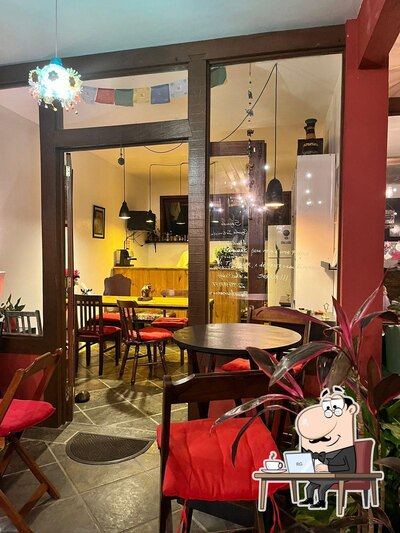 Sente em uma das mesas no SEGREDO Cozinha Intimista