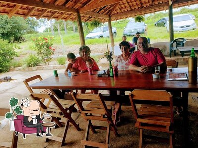 Sente em uma das mesas no Queima Rosca