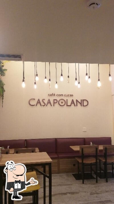 Sente em uma das mesas no Casa Poland