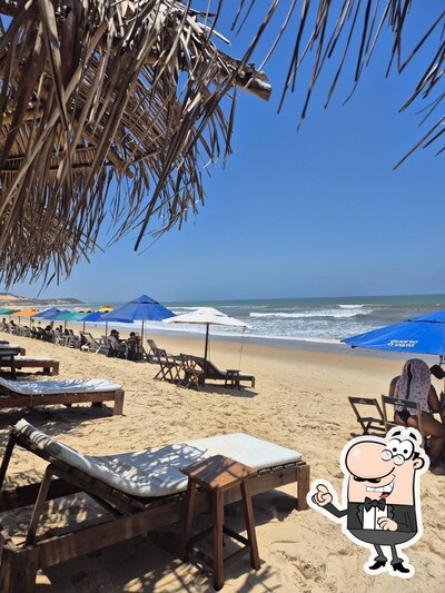 Sente em uma das mesas no Solar Casa da Praia