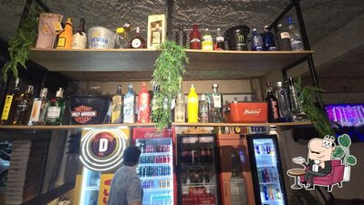 Sente em uma das mesas no Restaurante 2Por2 du mar