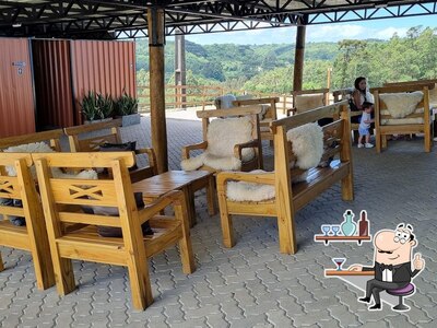 Sente em uma das mesas no Restaurante Paradouro das nuvens