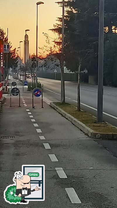 Puoi goderti l'aria fresca dal dehors di Road cafè