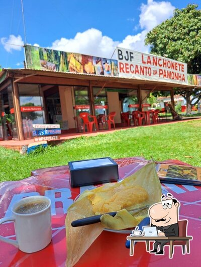 Sente em uma das mesas no Recanto da pamonha