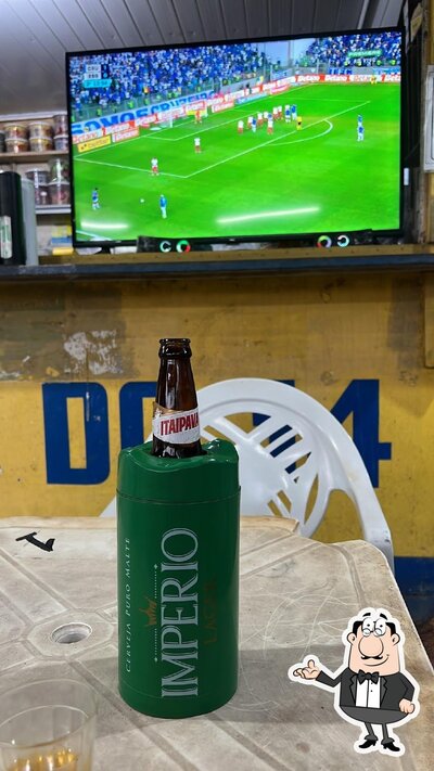 Sente em uma das mesas no Lanches do 14