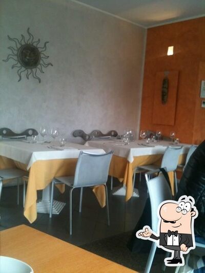 Dai un'occhiata agli interni di Lounge Officina