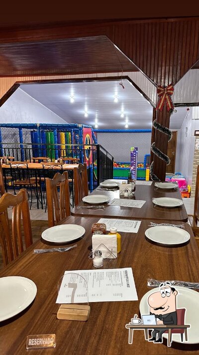 Sente em uma das mesas no Restaurante Glória