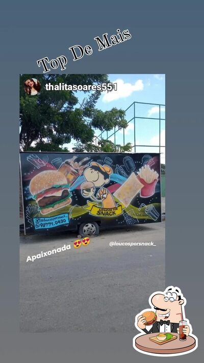 Peça um dos hambúrgueres oferecidos no Loucos por Snack food truck