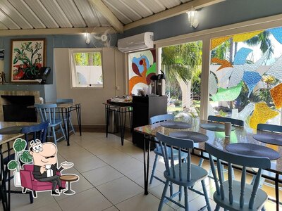 Sente em uma das mesas no Restaurante Zorial