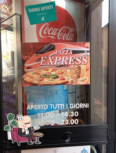 Gli interni di Pizzeria Express