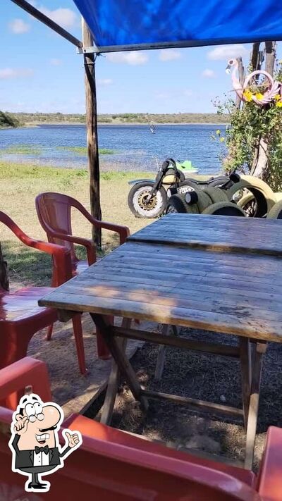 Sente em uma das mesas no Rancho Maravilha