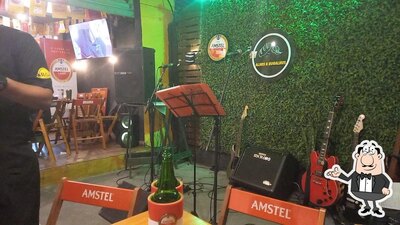 Sente em uma das mesas no Alhos e Bugalhos - Bar e Restaurante em Niterói