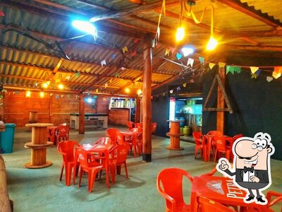 Sente em uma das mesas no ROÇA LANCHES E MERCEARIA
