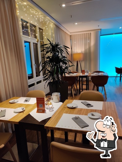 Siediti a un tavolo di Roots Restaurant