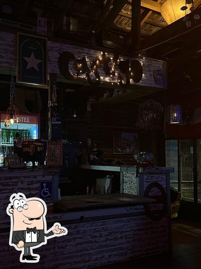 O interior do Castigo Bar & Drinks - Chapecó