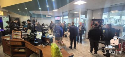 Dai un'occhiata agli interni di Bar Da Gedisim