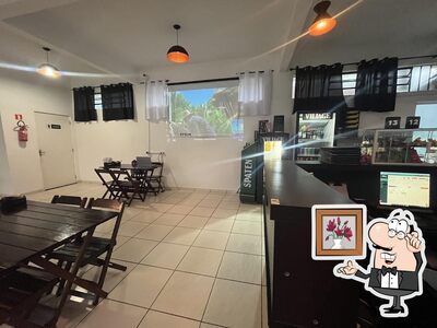 O interior do Village hamburgueria e pizzaria