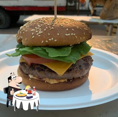 Concediti un bell'hamburger al ristorante sagra del cinghiale