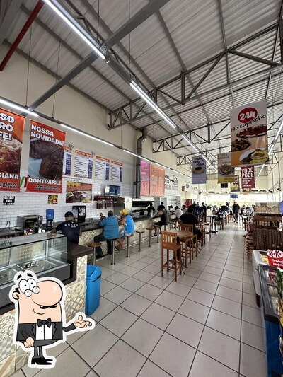 Sente em uma das mesas no Restaurante Dionísio 88