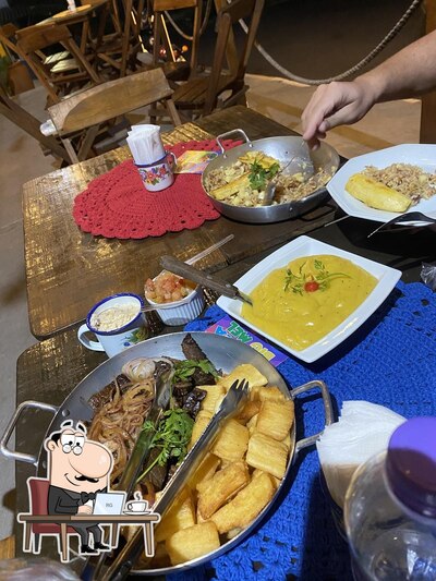 Sente em uma das mesas no Restaurante Recanto Nordestino