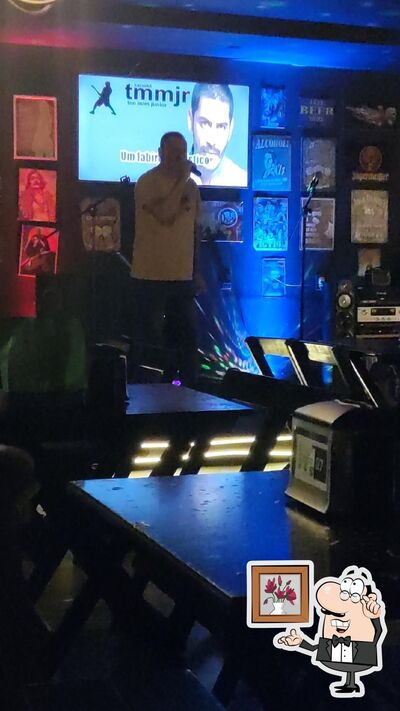 Sente em uma das mesas no Retrô Rock Pub - Taguatinga