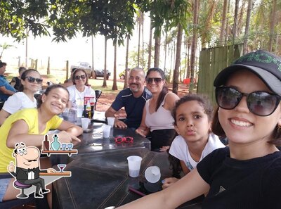 Sente em uma das mesas no Pesque e pague Coqueiros