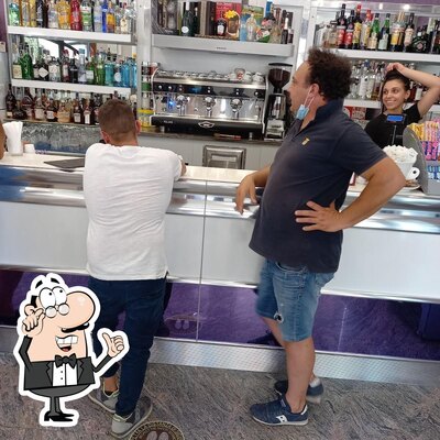 Siediti a un tavolo di BAR KING PIZZERIA TAVOLA CALDA