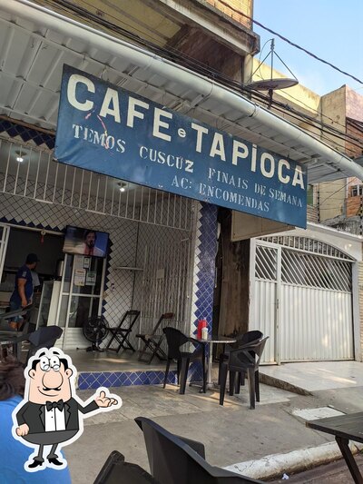 Sente em uma das mesas no Barreto's Café e Lanches