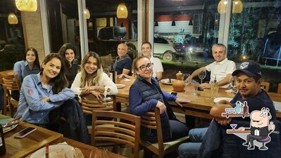 Sente em uma das mesas no Pizzaria Arvorecer