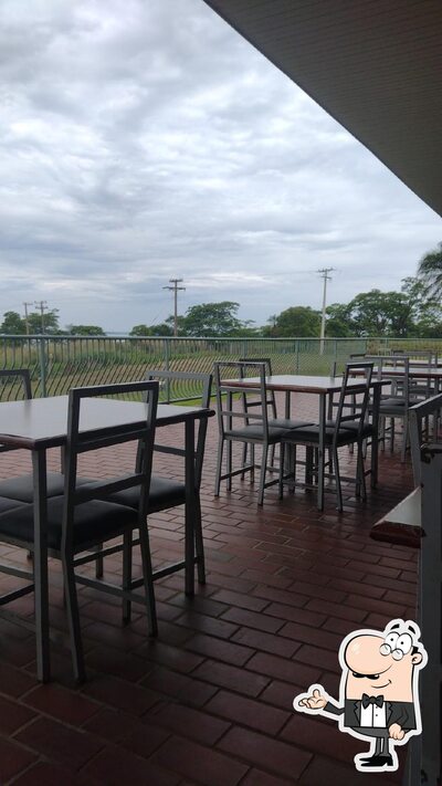 Sente em uma das mesas no Deck no rio