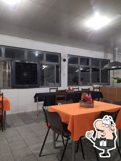 Sente em uma das mesas no Restaurante e Lanchonete Rancho Alegre