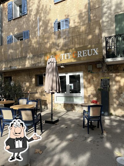 Installez-vous à l'une des tables de Le P'tit Creux