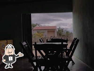 Sente em uma das mesas no Bendito lanche