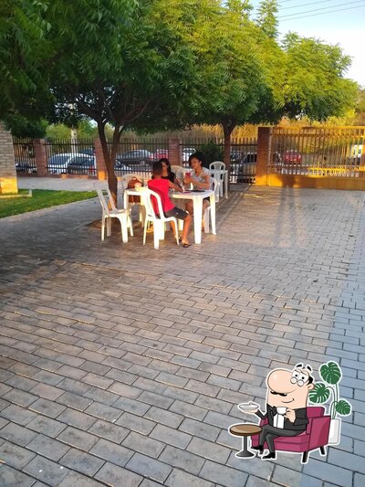 Sente em uma das mesas no Dedé Lanches Park