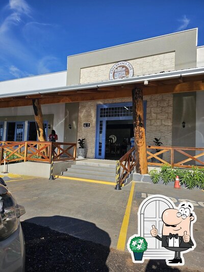 a área exterior é uma característica importante do Casa Branca Café