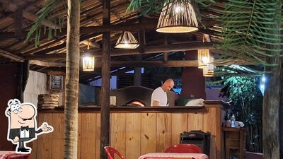 O interior do Micasa Pizzeria e Bar